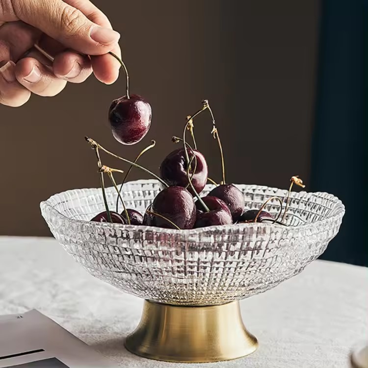 وعاء فاكهه زجاج ابيض شفاف بقاعده جولد وسط