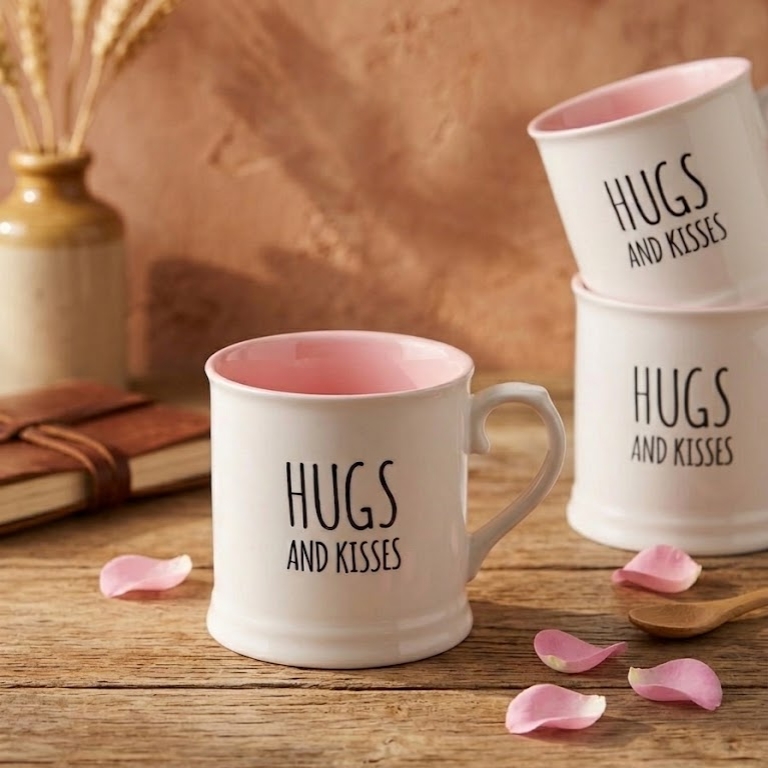 مج بورسلين ابيض hugs قلب بينك