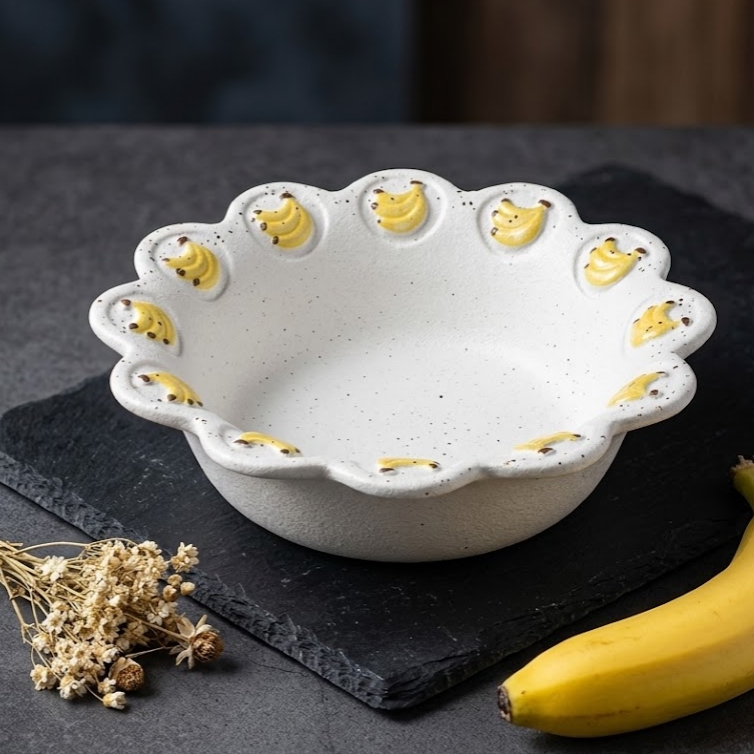 طبق بورسلين ابيض غويط منقط شكل ورده مرسوم La banana