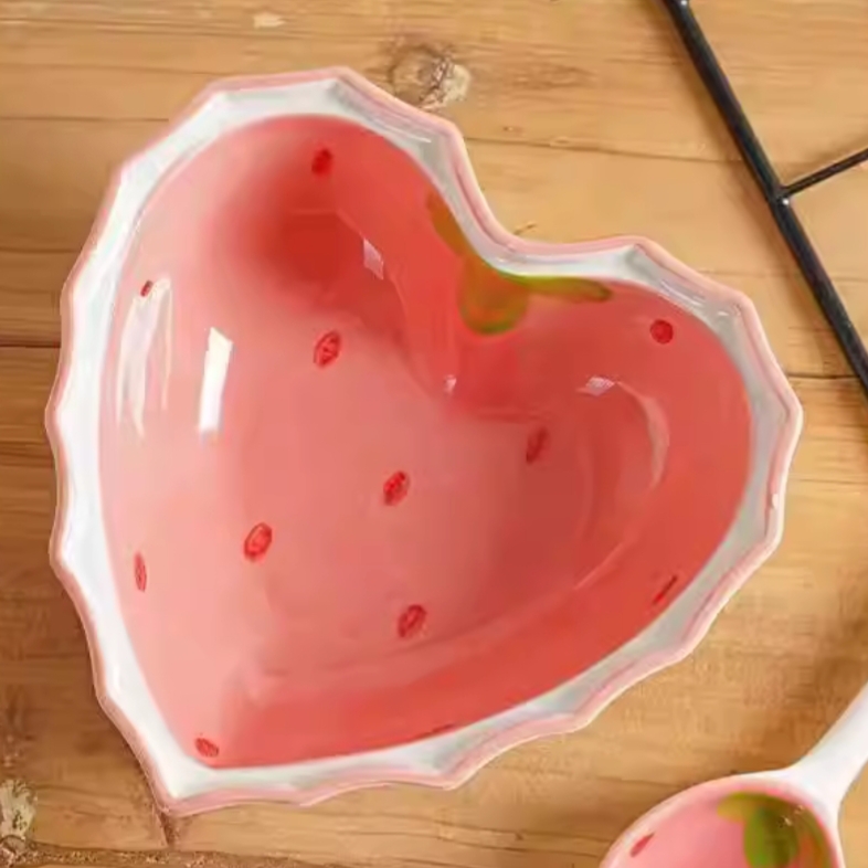 طبق بورسلين شكل قلب بينك منقط