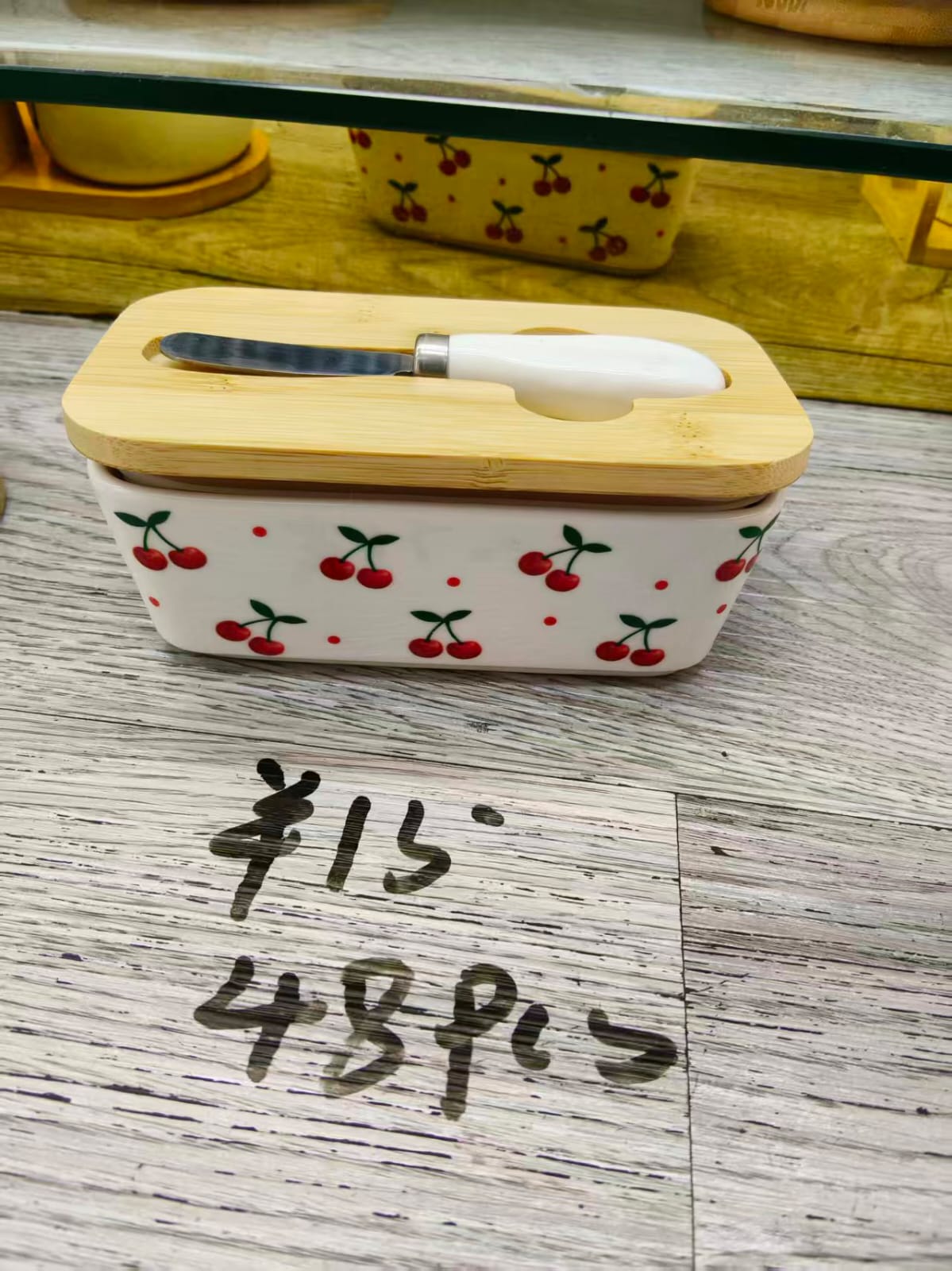 طبق زبده بورسلين بغطاء خشب وسكينه ابيض كريز