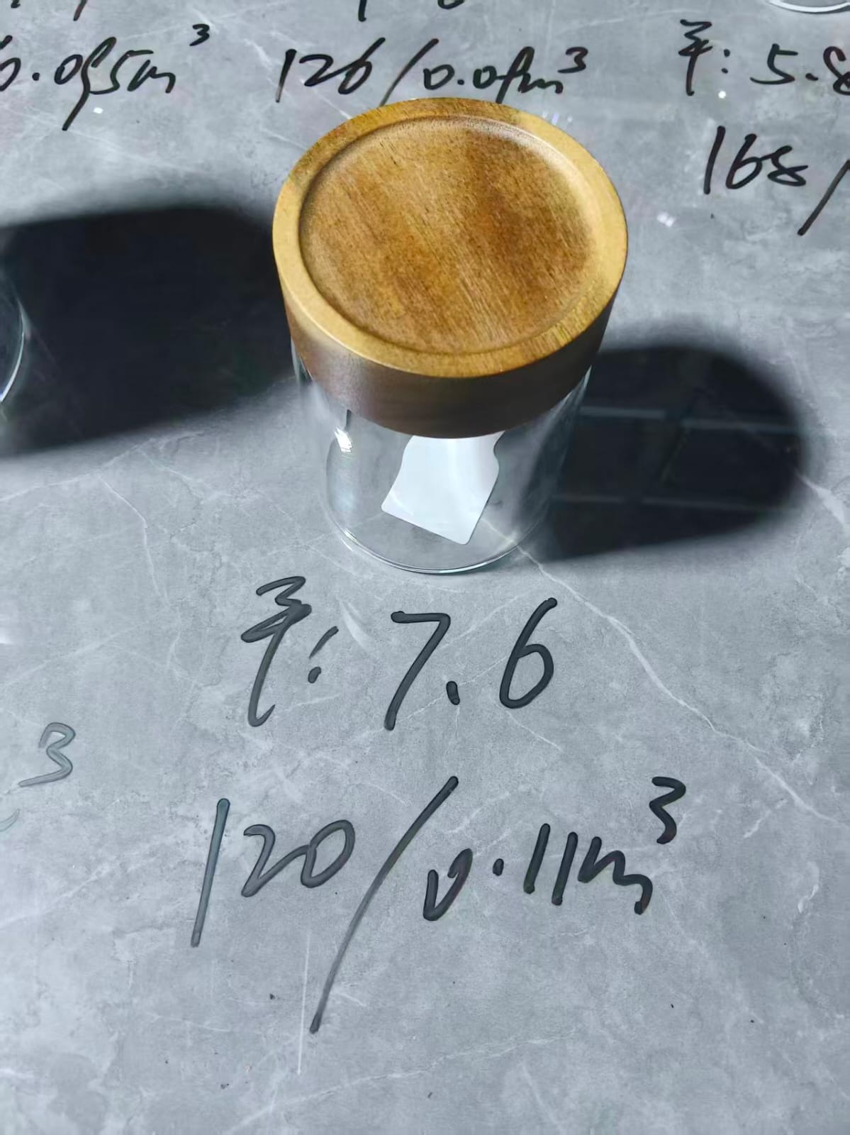 برطمان زجاج صغير غطاء خشب