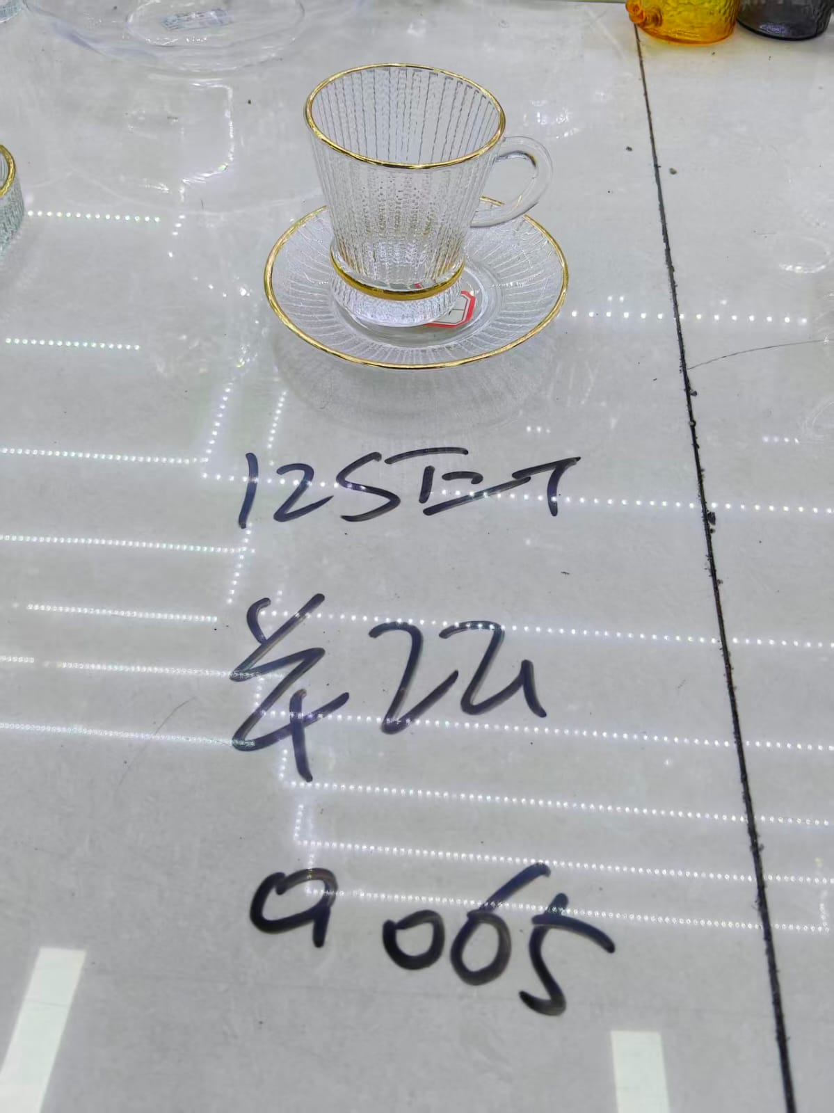 طقم مجات 12 ق بالطبق زجاج ابيض مضلع مشبح حرف دهبى