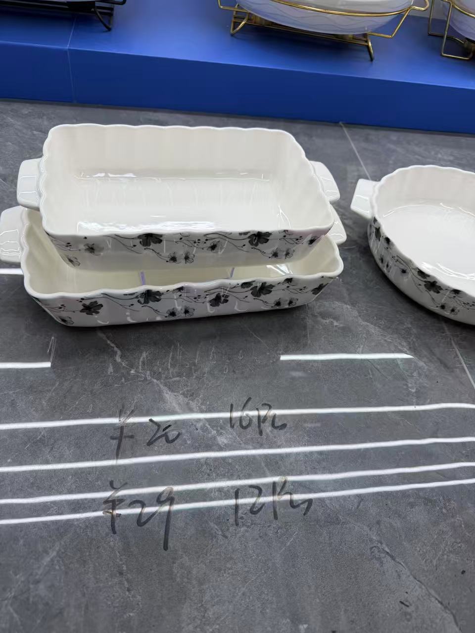 طاجن بورسلين ابيض في رسومات مستطيل صغير