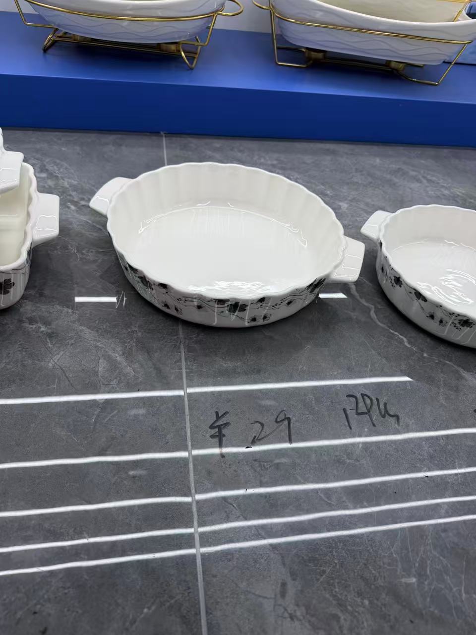 طاجن بورسلين ابيض في رسومات مدور كبير
