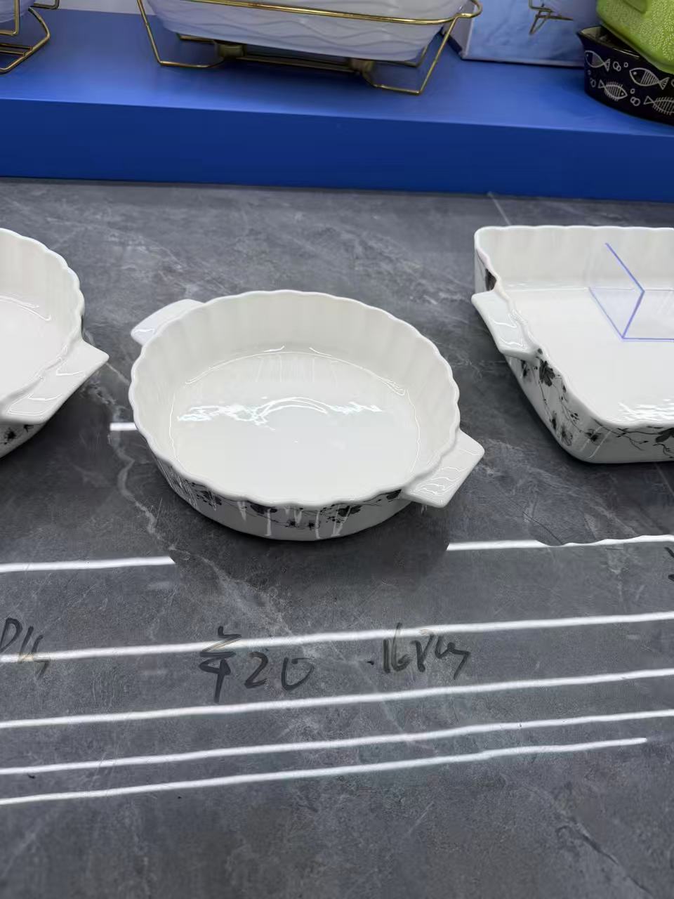 طاجن بورسلين ابيض في رسومات مدور صغير