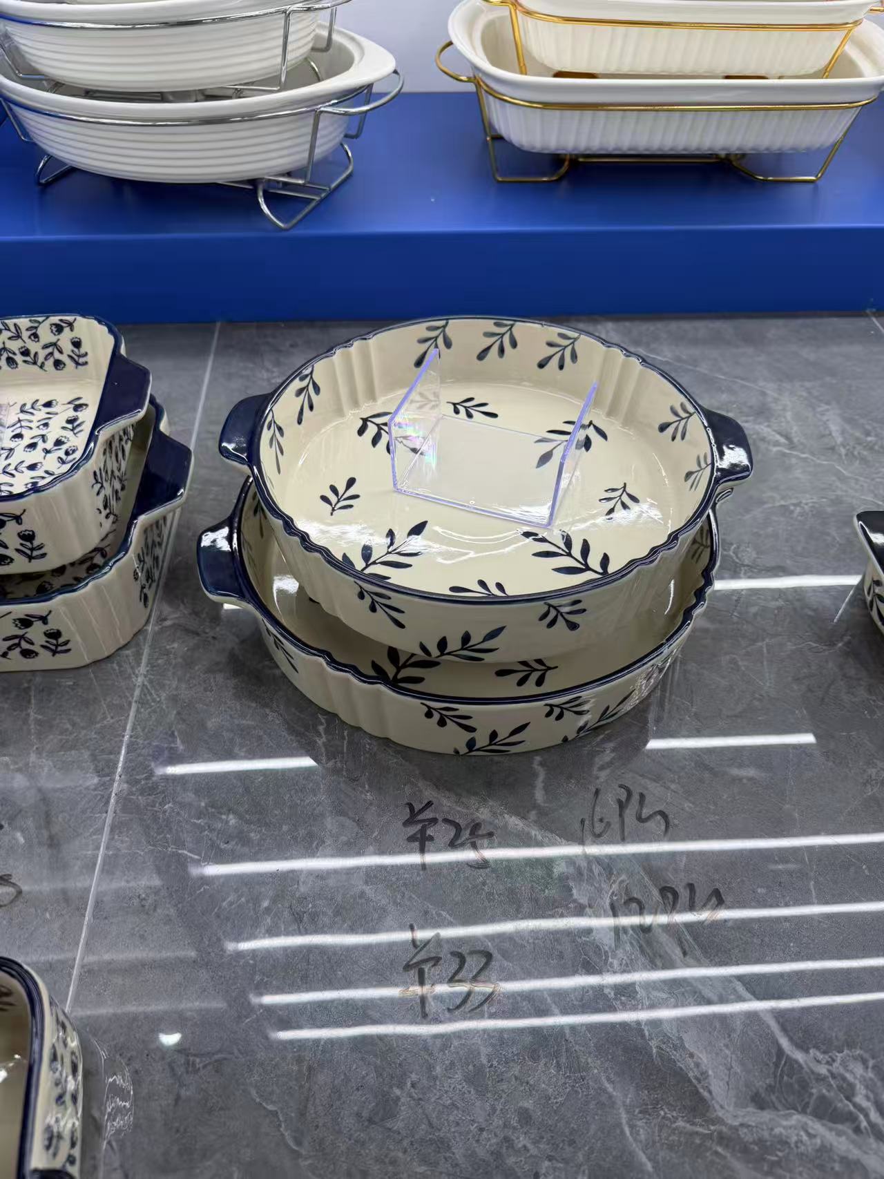 طاجن بورسلين بيج في كحلي رسومات ورق شجر مدور صغير