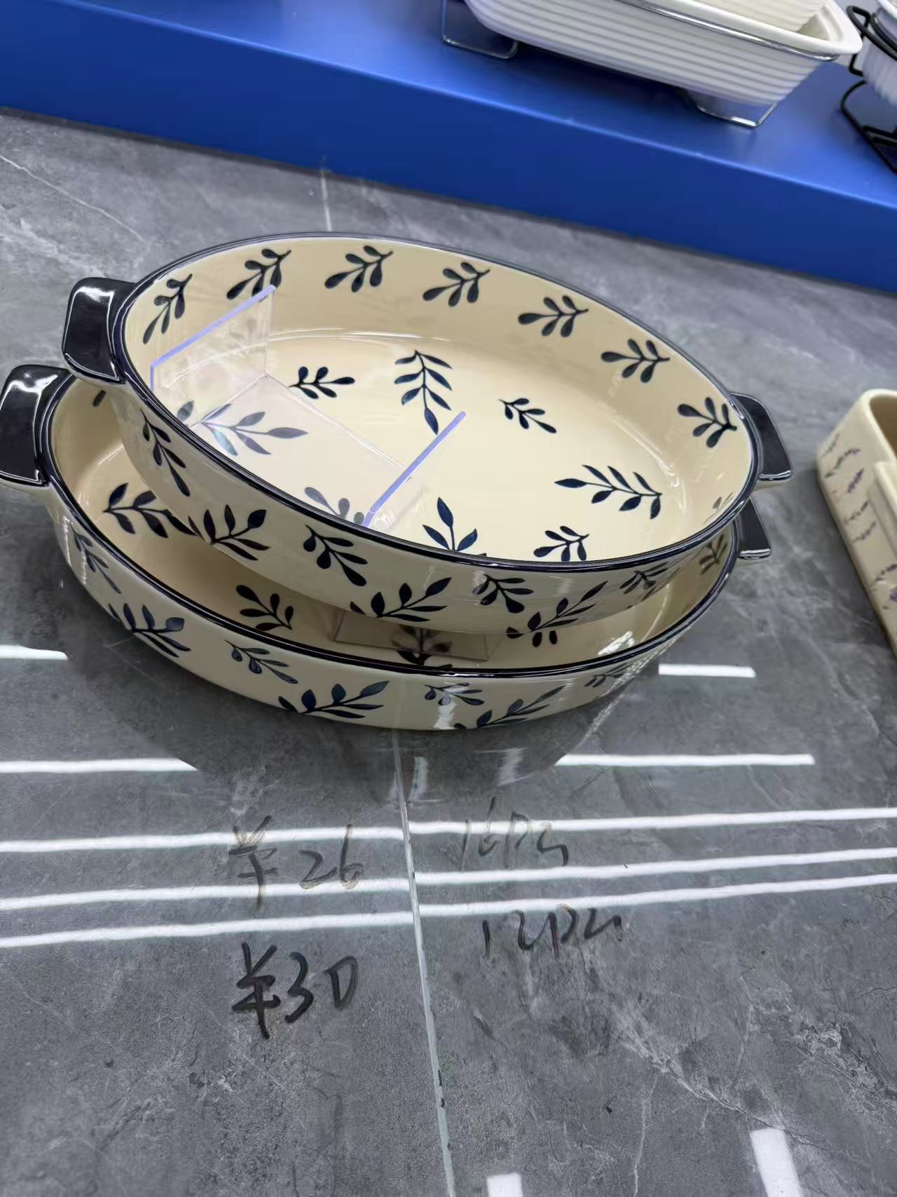طاجن بورسلين بيج في كحلي رسومات ورق شجر بيضاوي كبير