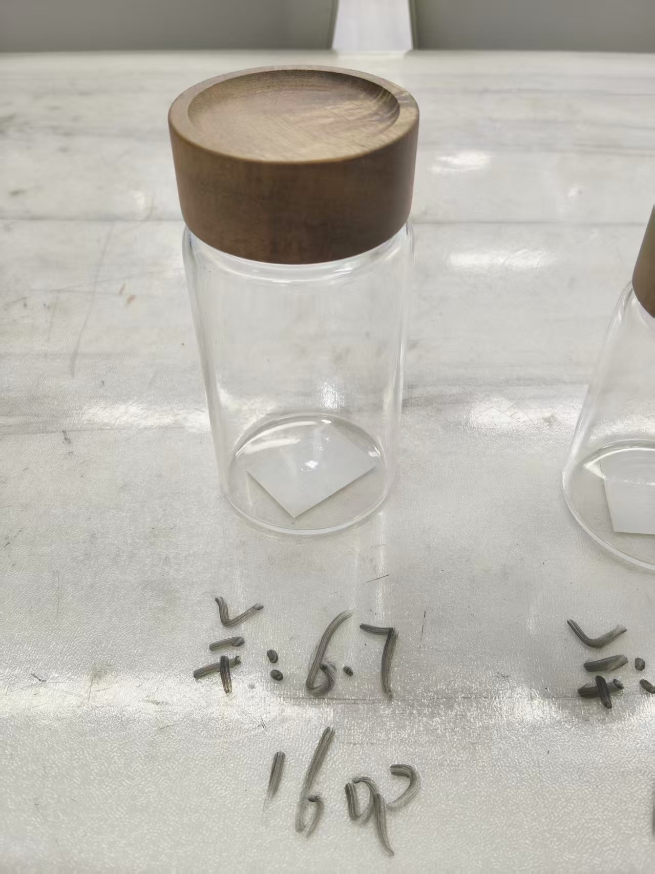 برطمان بقوليات زجاج مدور كبير غطاء خشب