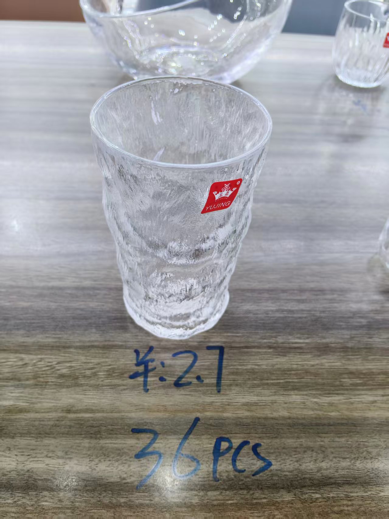 كوب زجاج ابيض مدور مشبح