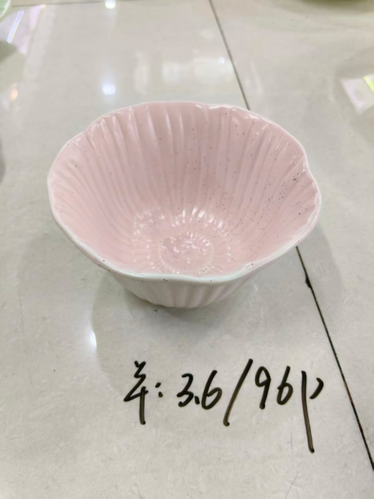 بولا بورسلين بينك منقط شكل ورده