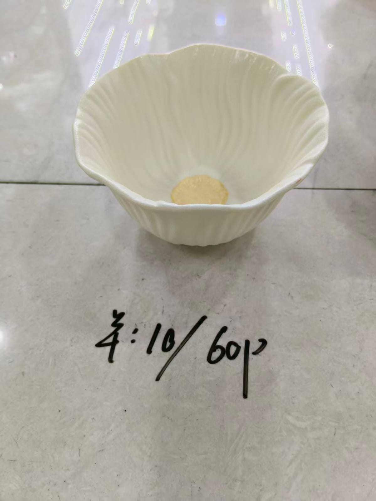 بوله صوص بورسلين شكل ورده قلب غامق اصفر