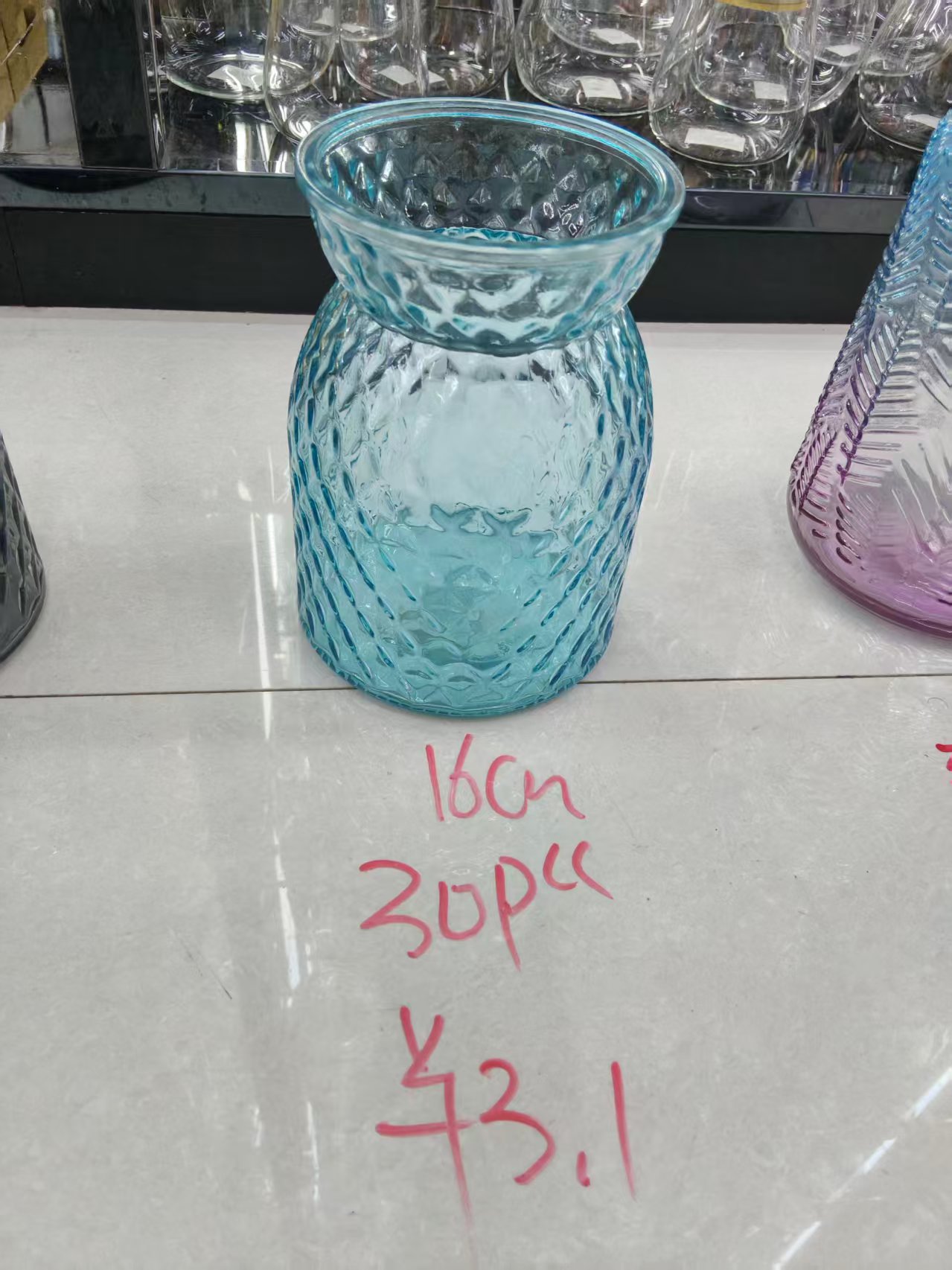 فازه زجاج لبني مثلثات