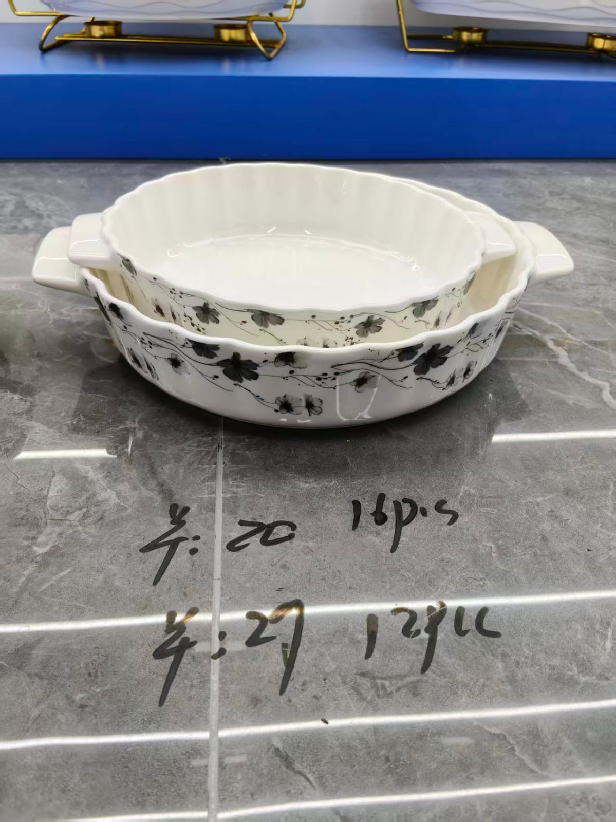 طاجن بورسلين ابيض في رسومات بيضاوي كبير