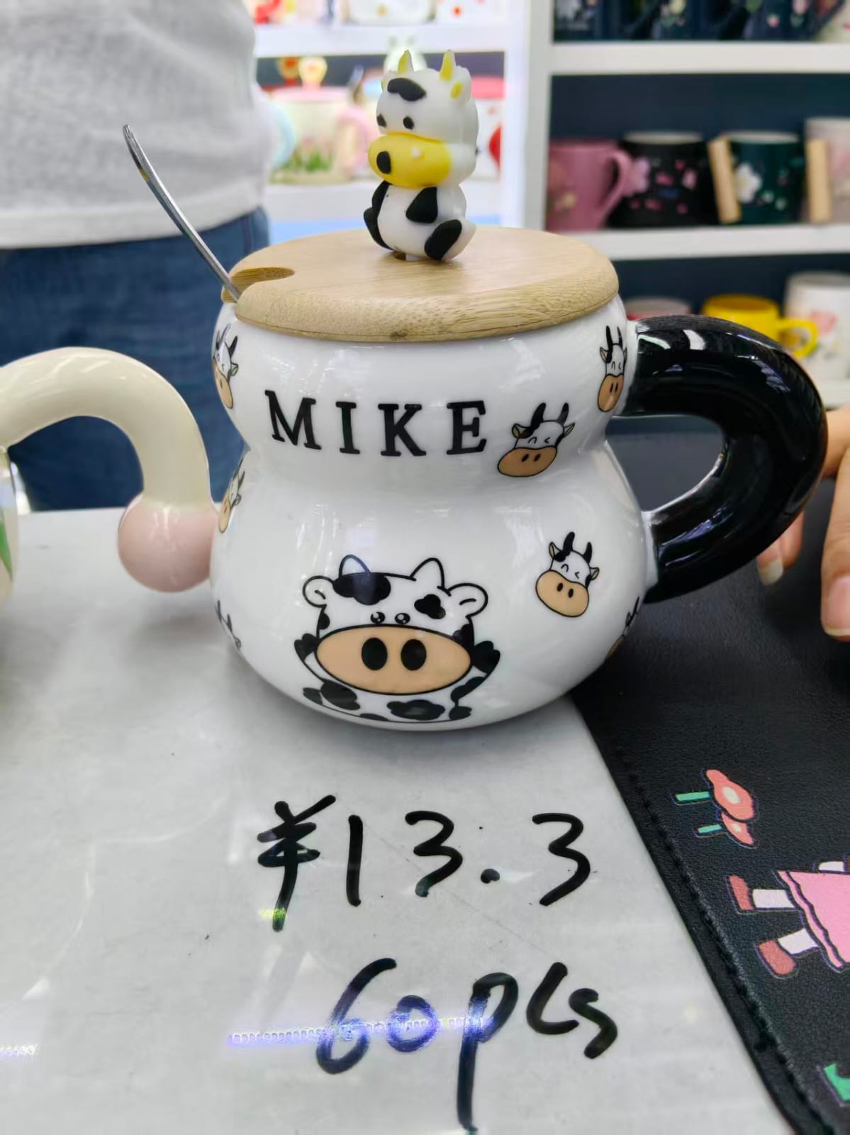 مج بورسلين ابيض جامبو بغطاء خشب cow