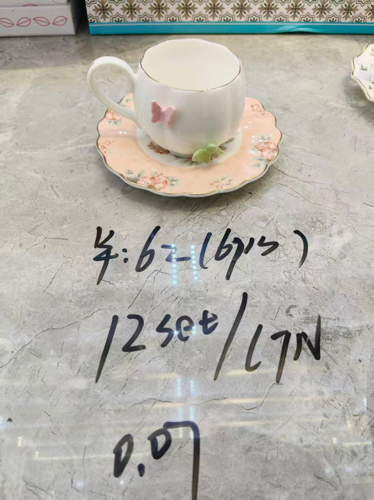طقم قهوه بورسلين ابيض فراشه بارزه بالطبق  بومبيه