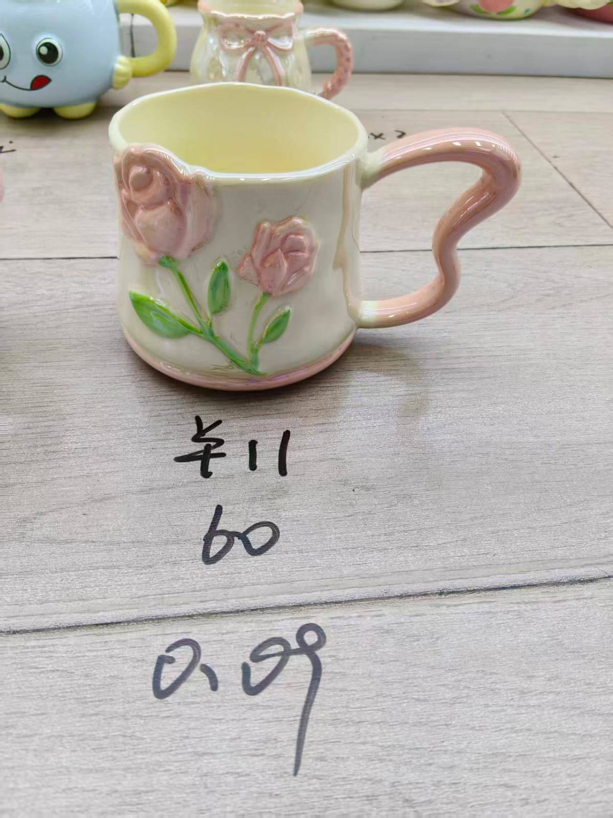 مج بورسلين ابيض ورد بارز لامع بينك يد مموج