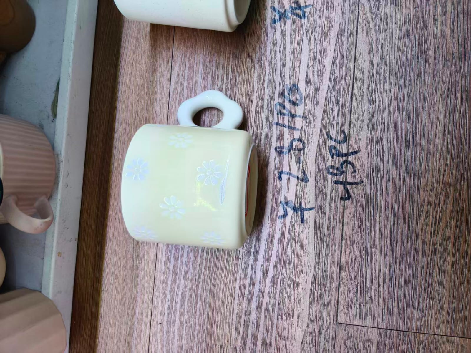 مج بورسلين اصفر ورد يد ورده