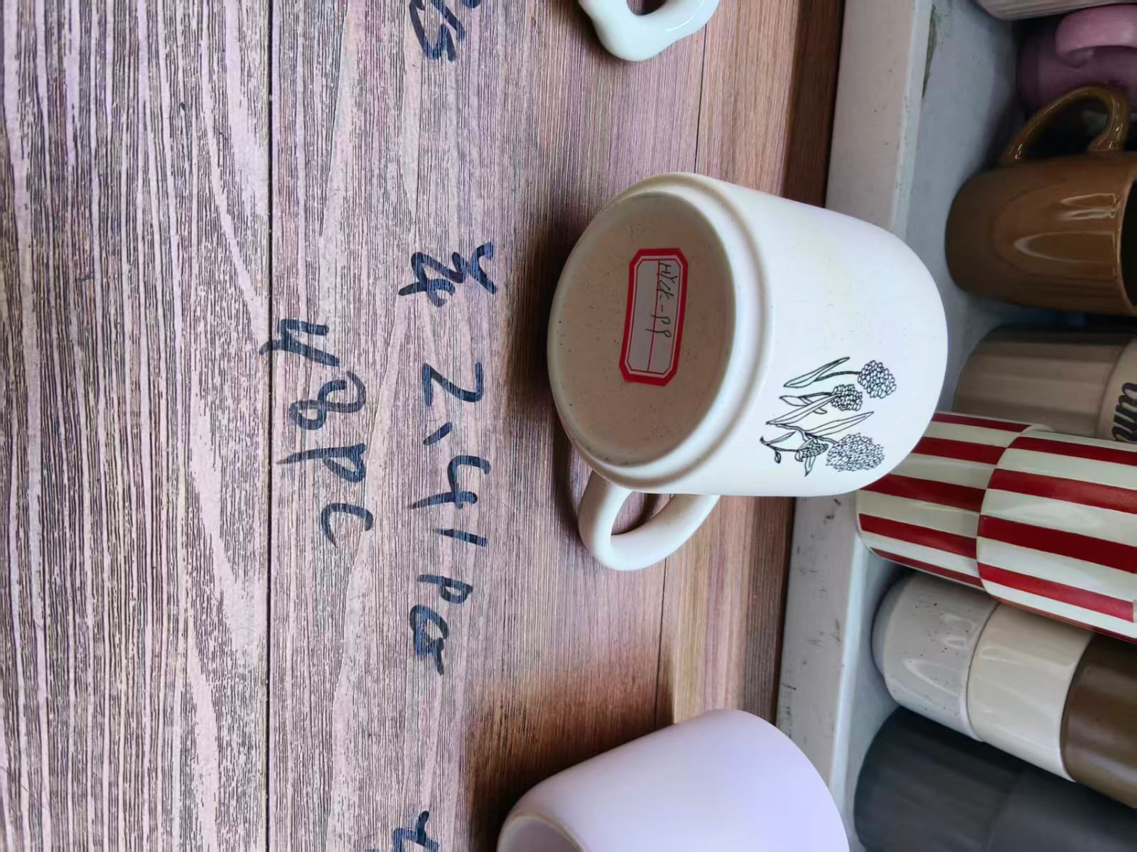 مج بورسلين اصفر رسومات ورد اسود