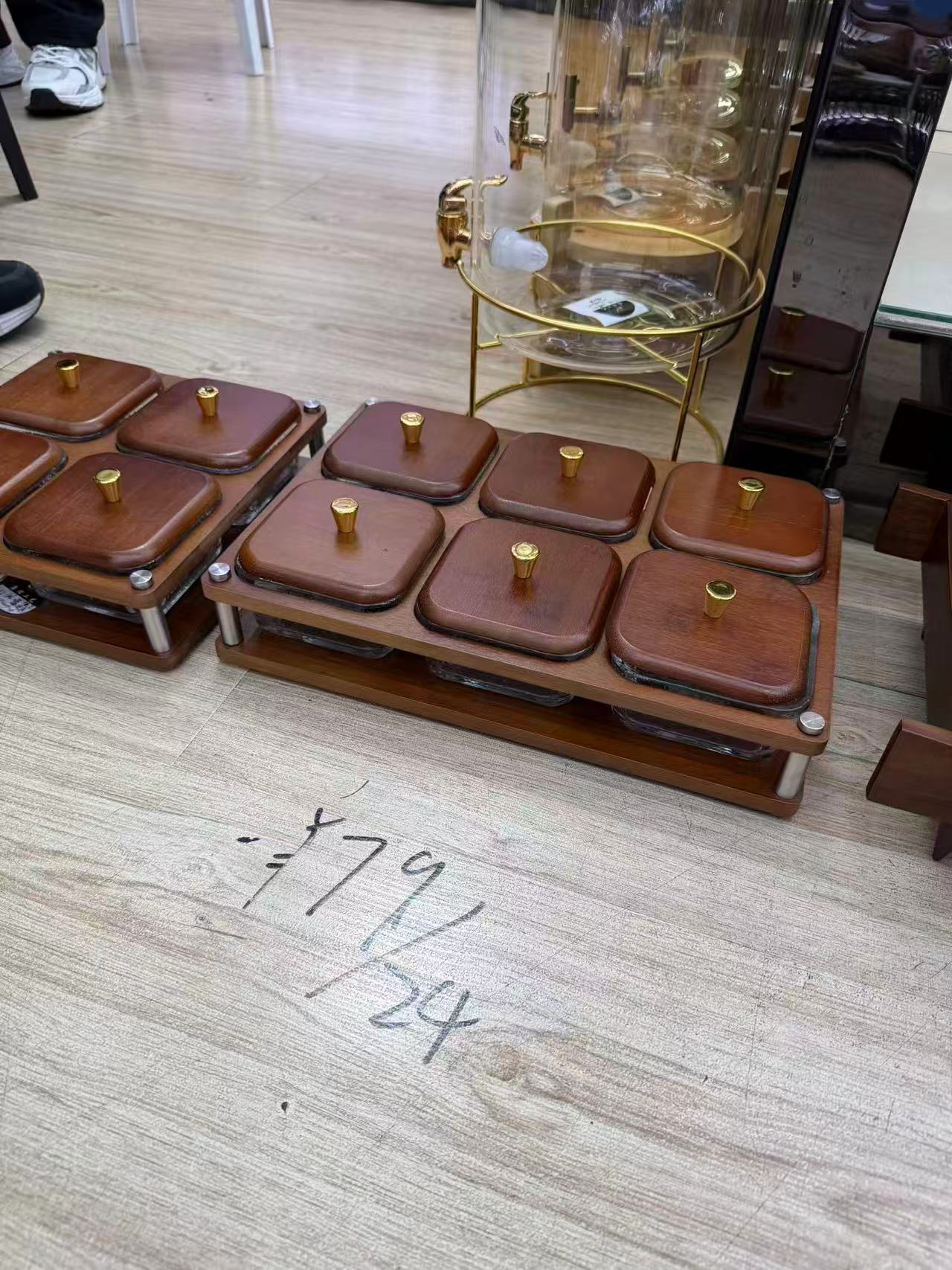 طقم تسالي 6 عين بالغطاء واستاند خشب