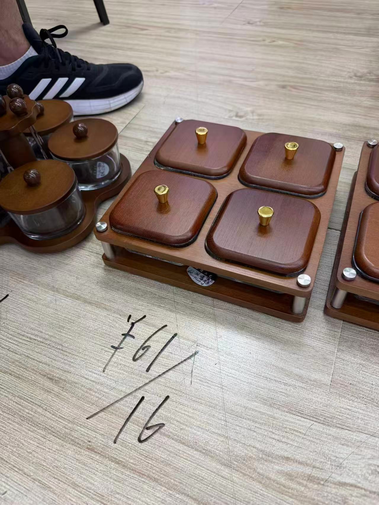 طقم تسالي 4 عين بغطاء خشبي ومقبض جولد