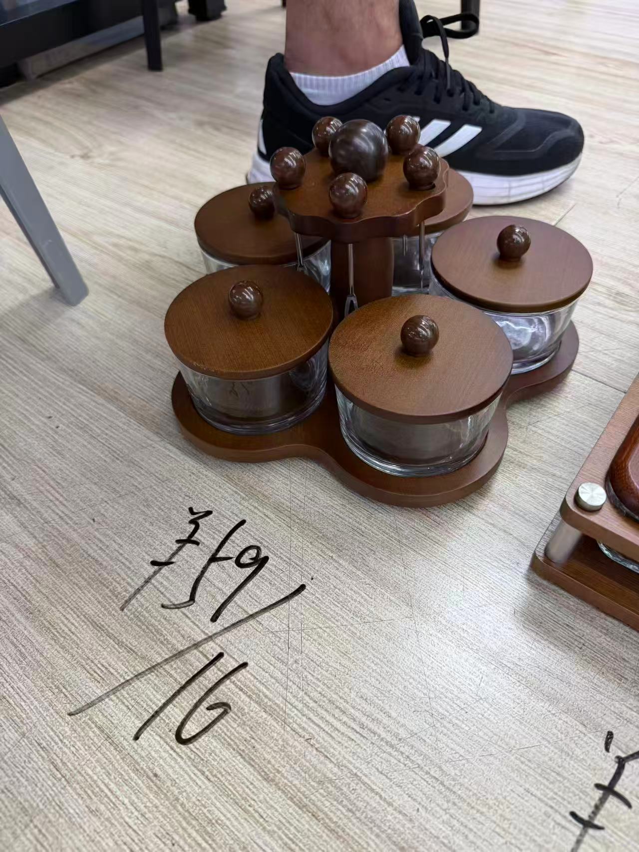 طقم تسالي زجاح 5 عين بغطاء واستاند خشب