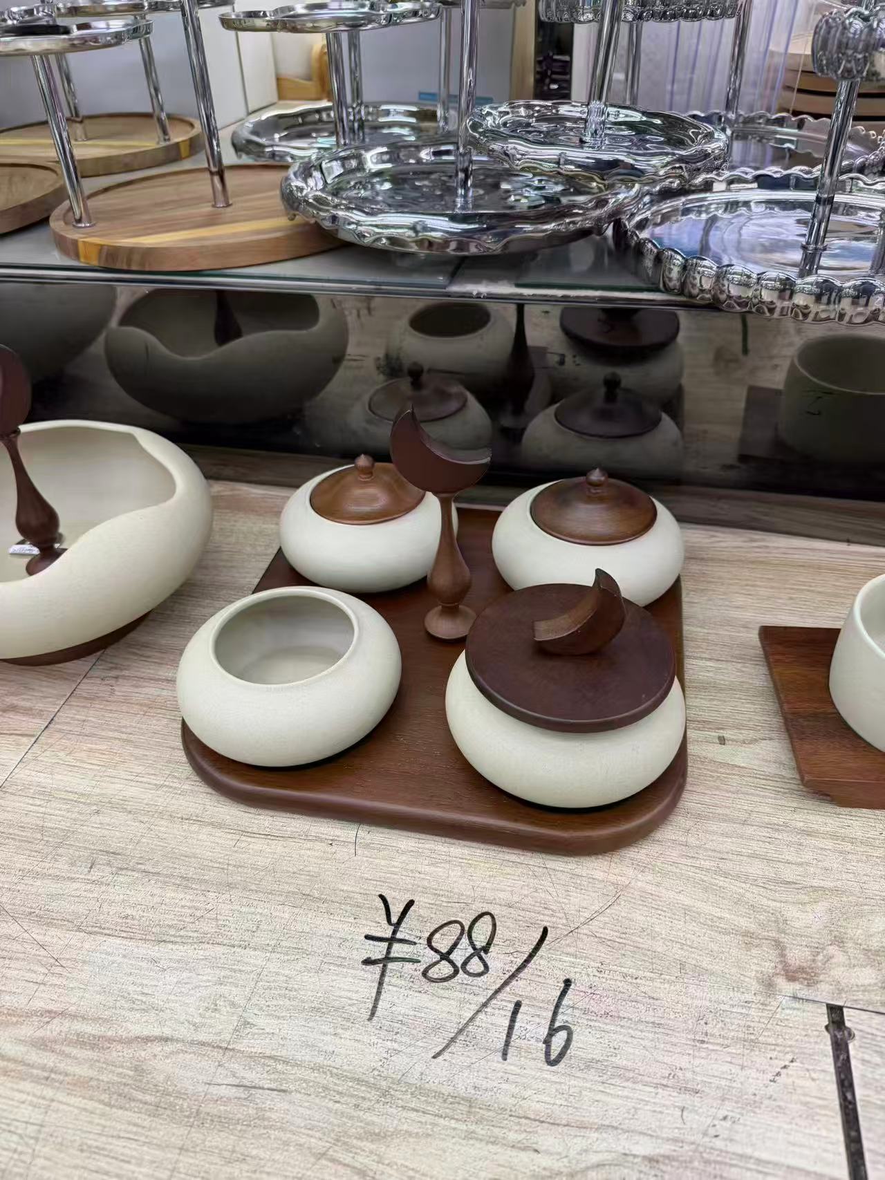 تسالي بورسلين مدور بومبيه 4 عين غطاء وحامل خشب شكل هلال