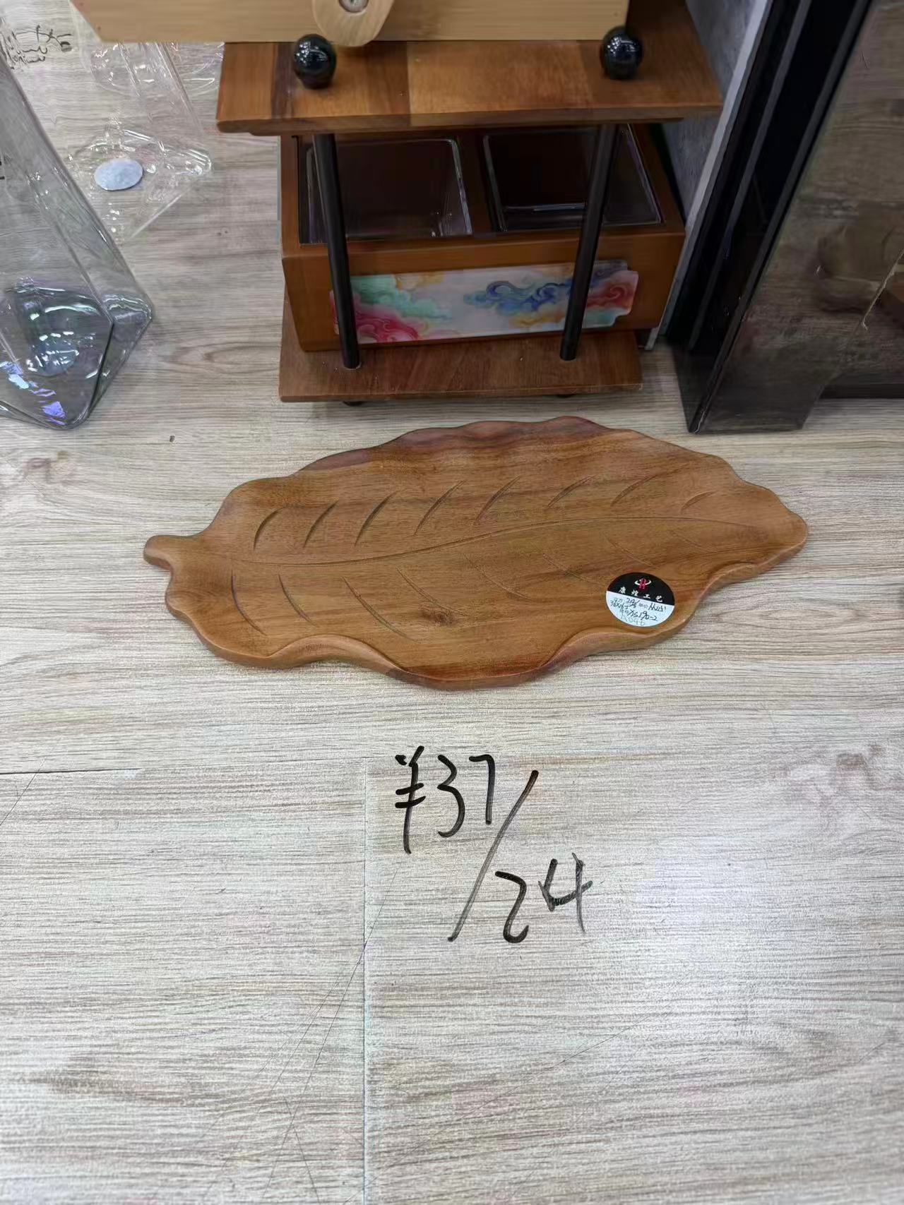 صينيه تقديم خشب شكل ورقه شجر بني غامق