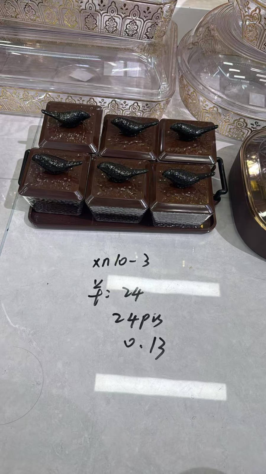 طقم تسالي 6 ق اكريلك مربع مائي بصنيه وغطاء بني مقبض عصفور