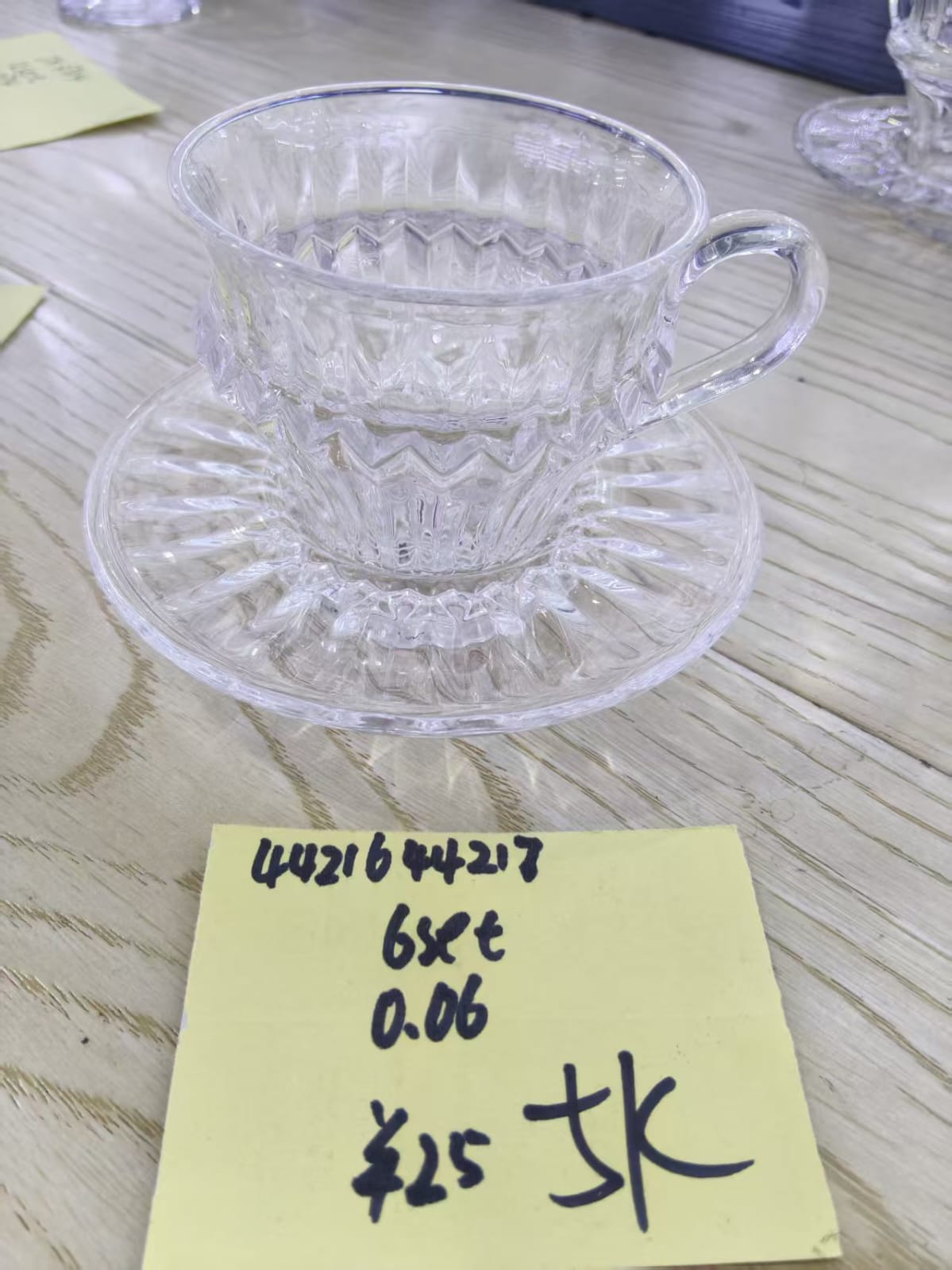طقم مجات قهوه زجاج ابيض مضلع بالطبق
