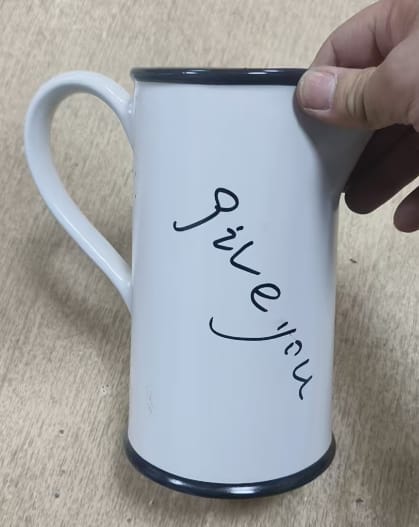 مج بورسلين ابيض حرف اسود بيد جامبو