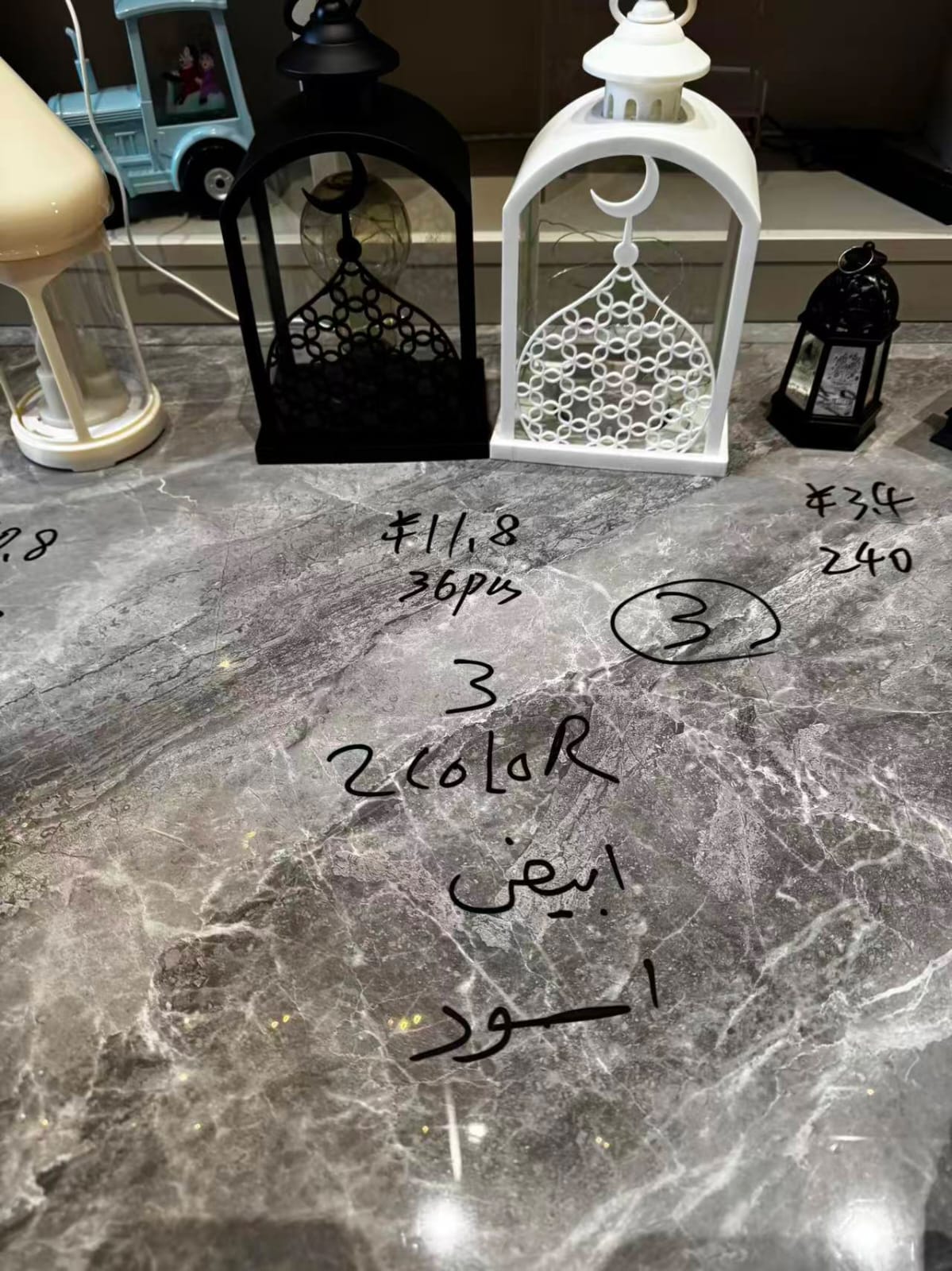 فانوس رمضان هلال  تصميم إسلامي مزخرف ابيض واسود