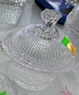بونبونيره زجاج ابيض شفاف مضلع بقاعده وغطاء